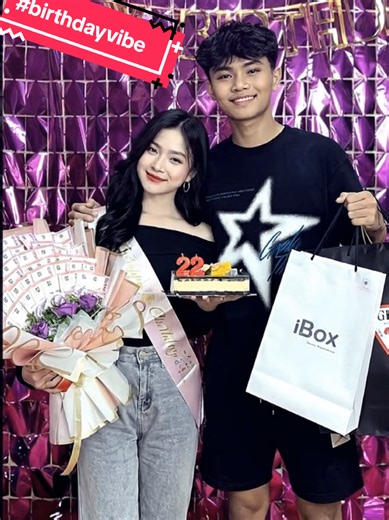 22 looks good on you 💫 I prompt geminiai Pro terbaru merayakan hari ulang tahun bareng pasangan🎂 1. Open Gemini🍌 2. Upload Your Image. 3. Copy and Paste the Prompt. Subject: Person in the image Prompt: Sebuah foto potret penuh seorang pasangan muda yang sedang merayakan ulang tahun ke-22 di dalam ruangan dengan suasana meriah. Subjek wanita memiliki rambut hitam panjang bergelombang, mengenakan atasan hitam sabrina, celana denim abu-abu, dan selempang ulang tahun pink; ia memegang buket uang 