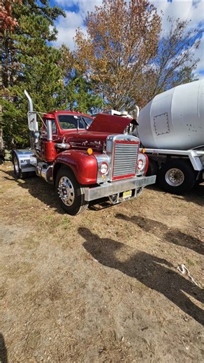 Nice single axle Mack truck very clean random not Netflix tv