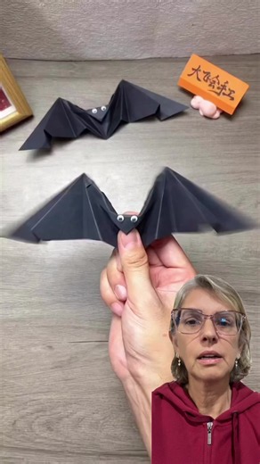 Como fazer um morcego que bate as asas! 🦇✨ . Quer aprender a fazer esse morcego incrível de papel que bate as asas de verdade? . É super simples! Com apenas algumas dobras estratégicas, você transforma uma folha preta nesse brinquedo radical. . É perfeito para decorar ou até brincar com as crianças. Olha só que efeito fantástico! . Gostou desse tutorial? Já salva esse vídeo para não perder o passo a passo.🦇📌 🌼 Conteúdo criado com a ferramenta Remix disponível na plataforma. • Não esqueça de 