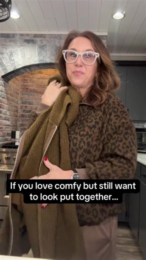 This women’s solid zip-up hooded sweater is soft, comfy, and effortlessly cute 🤍 Perfect for layering, errands, lounging, or chilly mornings. The clean, solid design makes it easy to style with leggings, jeans, or joggers—an everyday essential. #ZipUpHoodie #WomensFashion #EverydayEssentials #CozyStyle #CasualOutfit