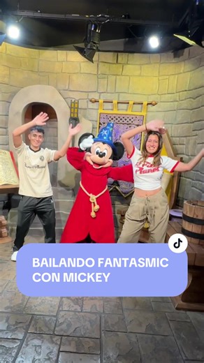 Pinto bailecito con Mickey ❤️🕺🏻💃🏻 #mickey #meetandgreet #hollywoodstudios #disney #fantasmic