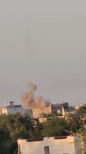 18K views · 281 reactions | Sudan  : Les « Forces de soutien rapide » (RSF) ont frappé une position de « l’Armée soudanaise » (SAF) avec un missile à attaque par le dessus dans le Nord du Darfur. Les RSF ont notamment utilisé ce qui semble être un missile très rare et moderne fabriqué en China , le HJ-12E (« Flèche Rouge-12E »), un missile feu-et-oublie — probablement fourni par les UAE . | LEGEOGRAPHE221 | Facebook