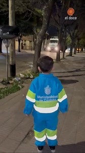 ÉL YA ES UNO MÁS 🫶🏼 🚚 Keyden es un cordobés fanático de los recolectores de basura. Los espera cada noche para saludarlos y darles algo fresco para tomar. 😍 Esta vez lo dio TODO: se vistió como ellos y causó pura ternura en las redes. 📹 mipirata68 (TikTok) | ElDoce.tv
