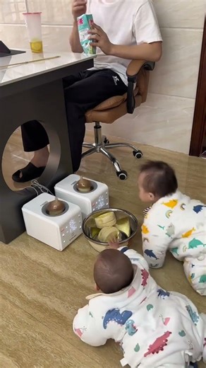 Dad's Secret to Easy Twin Feeding: A Must-Watch for Parents
