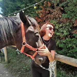 🐴 Deux heures par semaine à méditer auprès des chevaux, loin du cancer. Dans ce haras, des malades et patients en rémission viennent se ressourcer pour oublier "la tristesse, la douleur, la maladie" 💓 ➡️ https://l.actu.fr/6kSE | Lorraine Actu