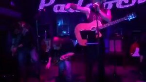 Disfrutando ayer de una noche country de la mano de los Wild Horses! Con ustedes Chicken fried! | Paula Rojo