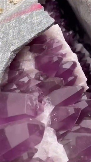 Cutting Giant Rock Reveals Stunning Amethyst Geode