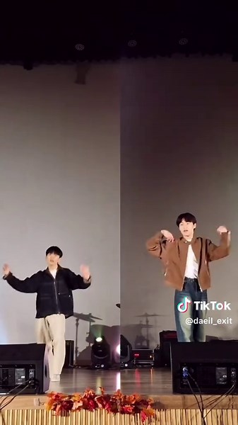 VIVIZ 'Shhh!' Dance Performance at School Festival