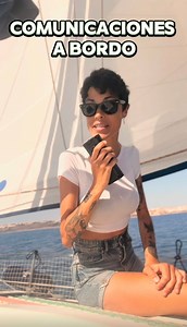 La base de toda comunicación a bordo es la radio vhf y tiene unos protocolos muy concretos a la hora de hacer llamadas a través de ella. 📻Hemos hecho una formación con Luis de la Escuela Náutica Neptuno para aprender a comunicarnos bien por radio 🎙️ Muy recomendable para coger soltura y saber qué hacer en caso de emergencia. 🆘Nuestro modelo es la vhf V60-B de B&G y es fantástica, tiene AIS incorporado y podemos hacer llamadas a un barco en concreto, es muy cómodo ☀️ *publi #vhf #comunicación