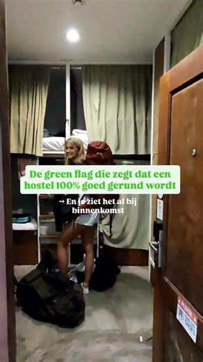 Je hoeft geen reviews te lezen — één signaal laat direct zien dat het hostel top gerund wordt. De grootste green flag? 👉 Een receptie die actief praat met gasten. Waarom? ➡️ opgelet personeel ➡️ betere veiligheid ➡️ minder diefstal ➡️ betere sfeer & community ➡️ alles loopt soepeler Hostels waar staff betrokken is → hostels waar jij je meteen thuis voelt. Check de vibe bij binnenkomst. Is het warm en actief? Dan zit je goed. #ikwilreizen #reistips #traveltips #reishacks #travelhacks #reizen #go