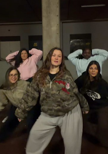 Tanzen als wäre nichts gewesen – TikTok Dance Challenge