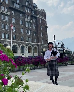 The Banff Springs Piper at Canada’s Castle in the Rockies! 🇨🇦 If you’re staying at the hotel, be sure to come see our live bagpiper at the Vermillion Lawn | 4:00pm, Thursday to Saturday. #AdventureHere #OnlyAFairmontAway #BanffSprings | Fairmont Banff Springs