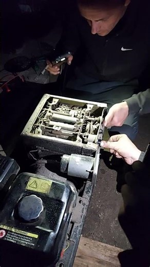 Trying to fix the old generator, but it doesn't produce voltage