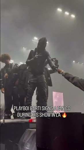 Playboi Carti signs a fan CD during his show in LA 🥲