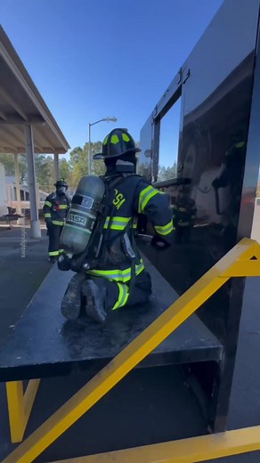 The high rise fire shelter. When all else has failed and it’s time to peace out due to a flashover, this window hang can save your life. Air temps at the top of this window can be 1,000 degrees while the bottom few inches near our recruits arm and leg will be around 200 degrees. This would be performed on a second story or higher window, not a few feet off the ground like our training prop. RIC would then need to rescue the firefighter. Source: @santarosafirefighters . . . . . . ❤️ Love content