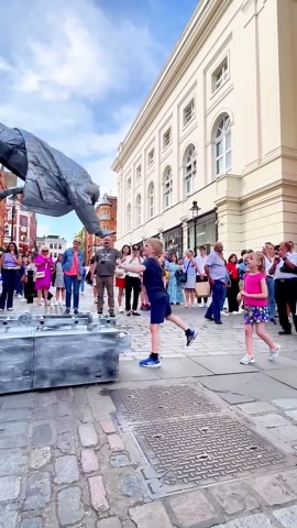 Keeping their mouths wide opened.#silvermanstatueofficial #livingstatue #firefighter #ilusion #work