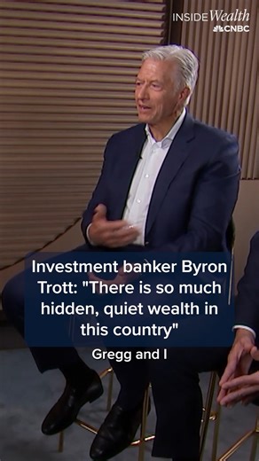 Byron Trott, the only investment banker to be publicly praised by Warren Buffett, advises many of America’s wealthiest and most successful families. In a sit-down with CNBC’s Robert Frank, he discusses how “there is so much hidden, quiet wealth” in America. Sign up for the CNBC Inside Wealth newsletter to find more: cnb.cx/4r7avm1 | CNBC