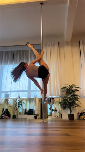 This entry into diagonal split makes continuing to spin easier for me. Find me teaching at Pole Factory MKE every Wednesday! #poledance #milwaukee #mke #414 #poleinstructor