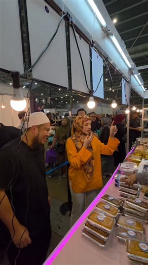 Ebit Lew on Instagram: "Bismillah siapa nak kek pisang dan kek durian dan cempedak PasarMalam Woodlands Mrt 21Dec -21Jan PasarMalam Geylang Serai 24Dec-28Dec"