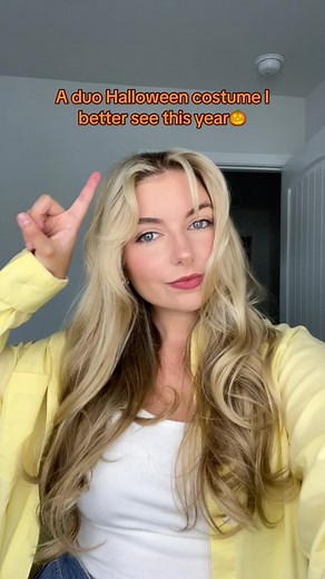 The perfect costume for golden retriever and black cat best friends 🎃 #halloween #barbie #raquel #halloweencostume #ideas #halloweencostumeideas #greenscreen