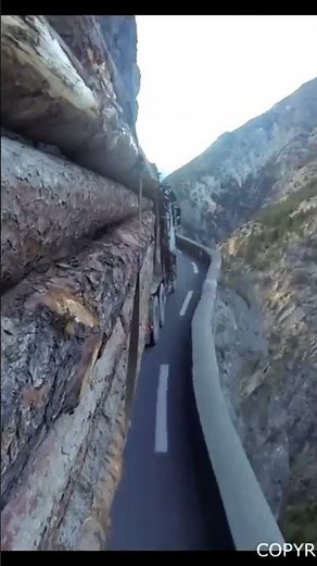 EXTRÊME ROAD Descente vertigineuse des Gorges du Guil Métier de l'extrême , chauffeur de grumier