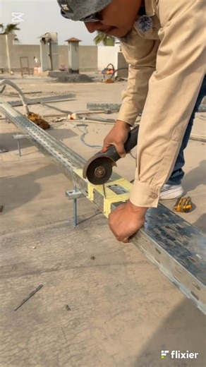 Asoc. de Instaladores Eléctricos SF. on Instagram: "Simple y rapido tutorial de cómo unir dos bandejas de distinto tamaño (en este caso de 150 mm a 100 mm de ancho), cuando uno no cuenta con el accesorio de empalme. Se hace de manera casera con una moladora con disco de corte, antiparras de protección, 👉🏼 previo marcar con un fibron la diagonal del corte y estrechar el ancho de los laterales de la bandeja para lograr hacer un empalme. Se utiliza tornilleria de anclaje entre las piezas y se une