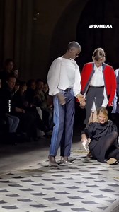 It was the final walk and she had a problem with her high heels that made her fall to the floor. Her solution to the terrible incident was applauded by the audience. | Positive