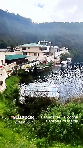 La laguna de Cuicocha se oculta entre las montañas andinas como una joya líquida que refleja el alma del antiguo volcán Cotacachi. El acceso por vía asfaltada permite llegar hasta las instalaciones del hotel y al muelle ubicado al borde de la laguna. Visitar Cuicocha es adentrarse en un paisaje que combina la fuerza del antiguo volcán con la calma absoluta de sus aguas serenas. Muy cerca del hotel se ofrece a los visitantes espacios donde se exhiben una gran variedad de artesanías. La laguna se