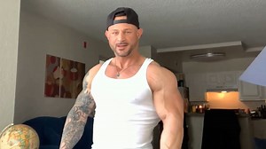 健美壮汉Peter Russell展示训练成果