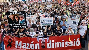 Miles de personas salen a la calle en Valencia en contra de Carlos Mazón tras un año de protestas por su gestión de la DANA