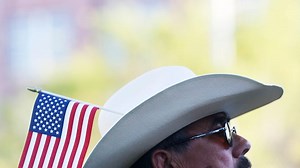 Social media post of El Paso Police sergeant changing tire goes viral