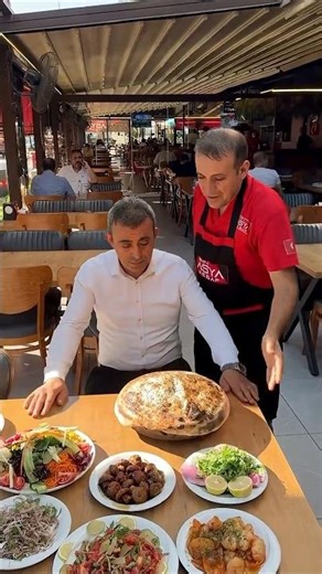 Waiter Cut This Giant Turkish Bread In One Shot! 😳 #shorts