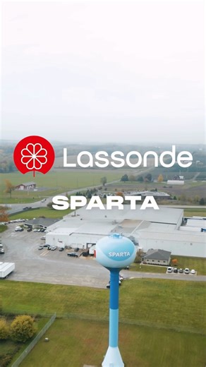 Plongez dans les coulisses de notre usine de Sparta, au cœur de l’ouest du Michigan, où notre équipe passionnée met tout son savoir faire à produire une vaste gamme de jus de qualité! 🍎🏭 #Lassonde #Sparta #Michigan #Boissons #Jus #Usines | Lassonde