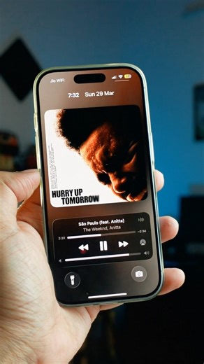 iPhone Full Screen Album Art Trick 🔥 | Lock Screen Music Player Tip