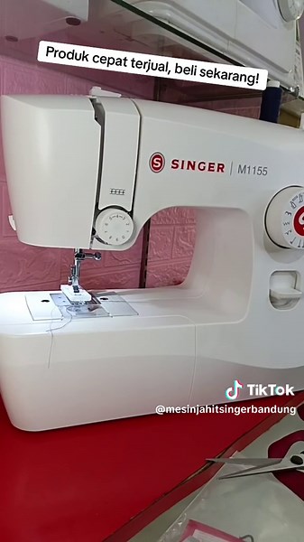 Selama produk ini tayang dijamin stock ready,,,Bos2 qu bisa langsung order aj ya .. . Free: Gunting SINGER Brand: SINGER Type. : 1155M (singer company USA) free oil, bobbin original kategori : mesin portable(mempermudah menjahit tanpa meja khusus,free menjahit dimana saja) Dengan tampilan desaign yg manis,ramping,mesin ini juga dilengkapi sistem free arm,yaitu utk mempermudah jahit lingkaran lengan dan celana serta jahitan yg sulit, Sistem di type ini sudah menggunakan bobbin horisontal atau tid