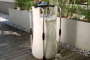 Le récupérateur d'eau de pluie solaire Claber avec goutte à goutte est en promo