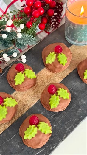 Friends, it’s time…… 🎄❤️🎅🏻 All the flavours of a mint slice cheesecake in one easy bite. Perfect for Christmas sweet treats. Ingredients Makes 9 200g packet mint slice biscuits 160g cream cheese, softened 180g milk chocolate, melted 1 teaspoon oil, optional Christmas lollies, to decorate - we used @allens Ho Ho Holly Method 1. Line a baking tray with baking paper. 2. Blend the mint slice biscuits in a food processor until fine crumbs form. 3. Add cream cheese and blend again until fully combi