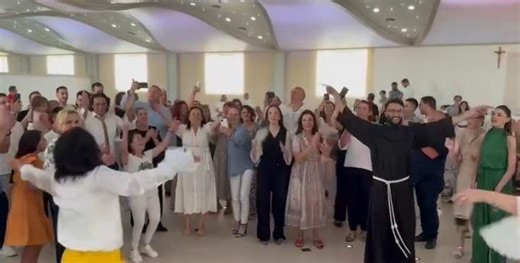 Otac mu je kockar pokajnik, fra Žarko Tomić se zaredio i slavio za pamćenje! Orilo se: ‘Danas majko rediš svoga sina...‘