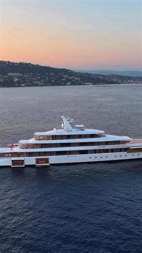 It took four decades of experience and imagination, and two generations of the @bannenberg_and_rowell_designs dynasty to bring 112m Freire yacht Renaissance to reality 👏 Step on board via the link in our bio to discover a yacht that’s both highly personal and made for charter 🔗 | BOAT International