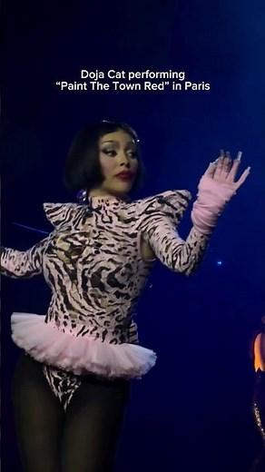 walk on by… Doja Cat performs “Paint The Town Red” in Paris
