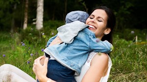 Während den Dreharbeiten von «Sing meinen Song» war Jodlerin Melanie Oesch im fünften Monat schwanger. Die Volksmusikerin musste während den langen Drehtagen auf Gran Canaria zwar «etwas durchbeissen», aber es sei eine super Erfahrung gewesen. Inzwischen ist ihr zweiter Sohn da und sie geniesst das Familienglück in vollen Zügen. Wie der grössere Bruder Robin auf den kleinen Eric reagiert hat, erzählt die 34-Jährige im Video. | Schweizer Illustrierte