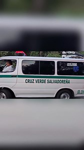 🚨 Camioneta se precipita al barranco dejando dos personas lesionadas. ✅️ Elementos de Cruz Verde Santa Tecla fueron informados de un grave accidente de tránsito donde el conductor de una camioneta perdió el control de esta y posteriormente se precipito al barranco sobre el 📍Kilómetro 8 de la carretera hacia el Boquerón, Santa Tecla. ✅️ Nuestros socorristas brindaron asistencia a dos personas, conductor y su acompañante quienes presentan múltiples lesiones de gravedad y fueron trasladados hacia
