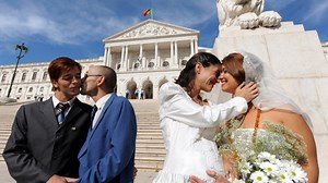 Noul cod civil defineste casatoria doar ca uniune intre femei si barbati!