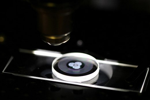 Los discos de cuarzo 5D nos prometen 360 TB y una vida eterna: cómo funciona y en qué estado está esta técnica de almacenamiento