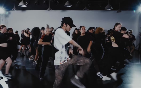 【超清1080】蔡徐坤《YOUNG》练习室版MV