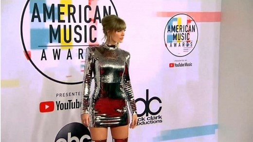 Taylor Swift battles with former record company over playing her old music