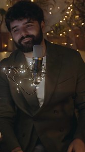 “Roma ardiendo y tú bailando…” 🔥 Diamante, poema de mi libro #ConTalDeVerteVolar. 💙 Y quedan cinco semanas para la publicación de #PuedesHacermeLoQueQuieras… 💜 🎸: @nurbonet | Miguel Gane