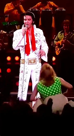 When a Fan Rushed the Stage to Kiss Elvis Presley! 😳💋 “The King Couldn’t Believe It!” It was supposed to be just another concert… until this happened. 😲 In the middle of his performance, a brave (or lovestruck!) fan ran up on stage — right past security — and planted a kiss on Elvis Presley! 💋👑 The King froze for a second, then flashed that legendary grin that melted hearts worldwide. The crowd went wild as Elvis laughed it off like only he could. 🎤🔥 Moments like these remind us why no on