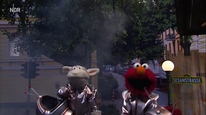 Schon gesehen? Heute ist Vollmond. Den wollen sich Elmo und Wolle mal aus der Nähe anschauen.🌙 #astronaut #Raumfahrt #elmo | Sesamstraße