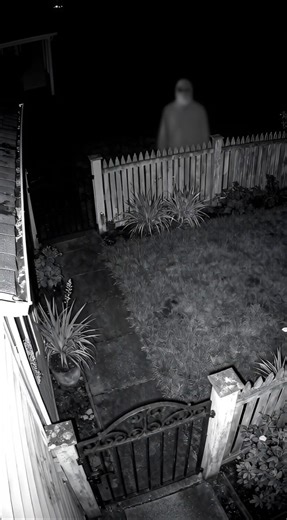😨😨😨Shocking! The strange figure in front of my house has appeared multiple times already!#shocking